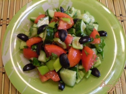 Овощной салат с чесноком и оливками