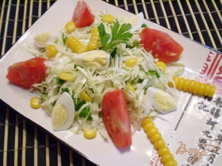 Легкий овощной салат с кукурузой и перепелиными яйцами