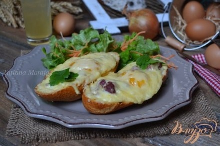 Горячие бутерброды с утиными желудочками, яйцом и сыром