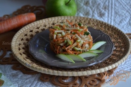 Морковный салат с куриным мясом и яблоком