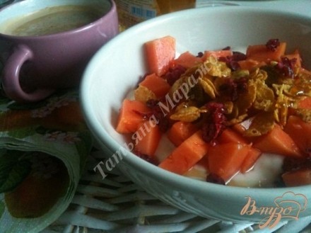 Хрустящий завтрак с кусочками папайи