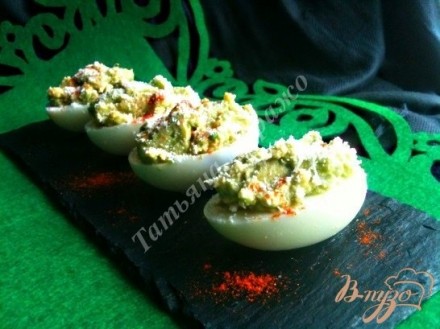Яйца фаршированные авокадо и крабовым мясом