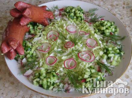 Шпикачки с овощным салатом