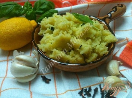 Давленый картофель с базиликом и лимоном