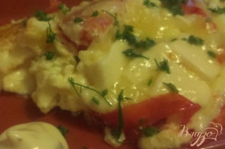Яичница с плавленым сыром и томатами
