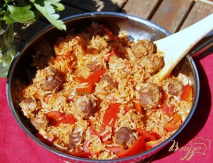 Рисовая сковорода с мясными шариками и паприкой