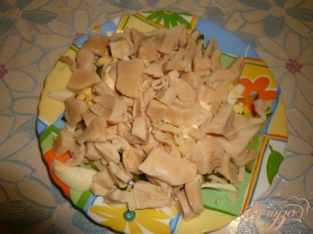 Легкий салат с консервированным кальмаром