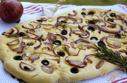 Фокачча с шафраном, луком, чесноком и маслинами