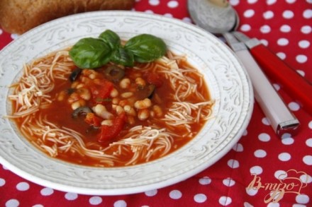 Средиземноморский томатный суп с фасолью и пастой