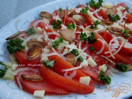 Салат из помидор с сыром и чесночными чипсами