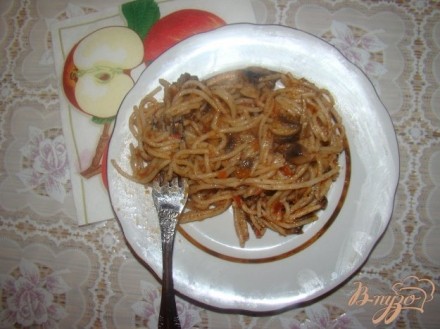 Спагетти с грибами и помидорами
