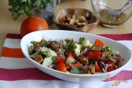 Итальянский салат Панацелла с печёным перцем и заправкой из соевого соуса и каперсов