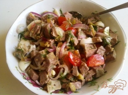 Салат с говядиной и оливками
