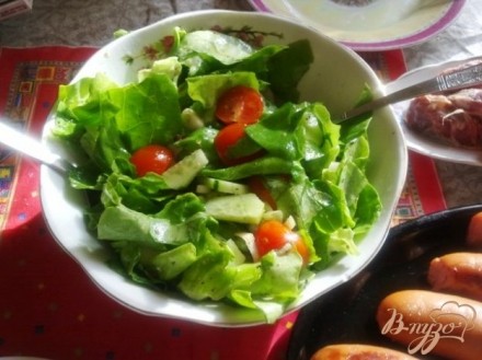 Салат латук  с помидорами черри
