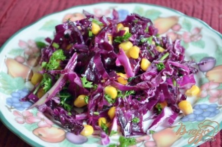 Салат с красной капустой и кукурузой