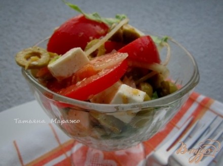 Салат с томатами, оливками и сыром Фета