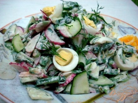 Салат из редиса, огурцов и перепелиных яиц