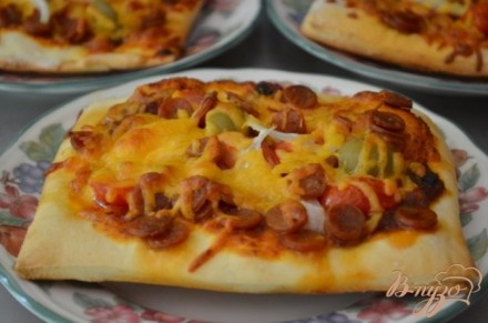 Квадратная пицца с колбасой