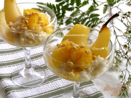 Рисовый пудинг в кокосовых сливках с грушей, апельсиновым соусом и кедровыми орешками