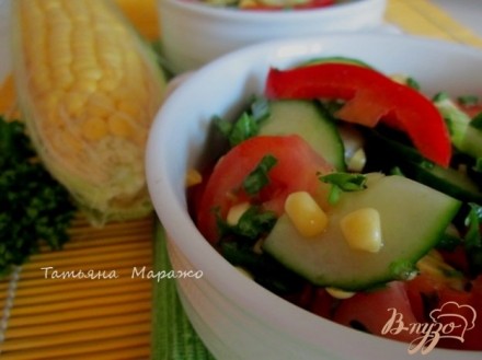 Овощной салат со свежей сладкой кукурузой