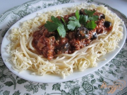Спагетти с мясным фаршем и маслинами
