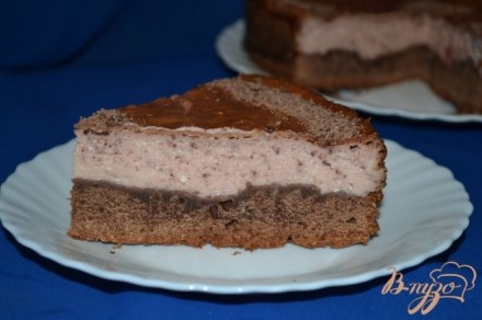 Шоколадный пирог с творожно-клубничным суфле