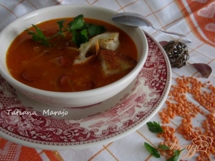 Чечевичный суп с сухариками и копчеными колбасками