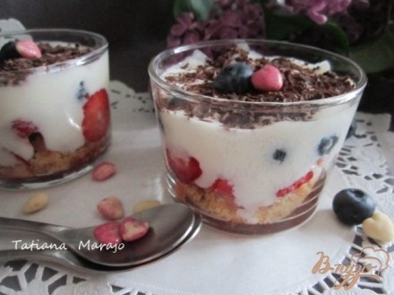 Десерт с ягодами и йогуртом