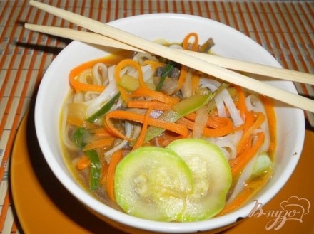 Суп в японском стиле с рисовой лапшой