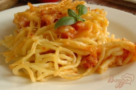 Спагетти, запеченные с ветчиной и томатом