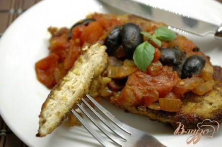 Курица Миланезе с томатным соусом и маслинами