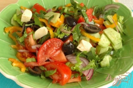 Греческий салат со шпинатом