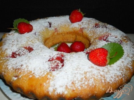 Творожный кекс-пирог с клубникой
