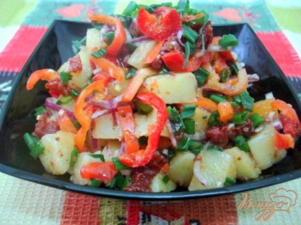 Картофельный салат с вялеными помидорами