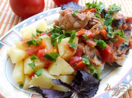 Курица с помидорами, соевым соусом и базиликом