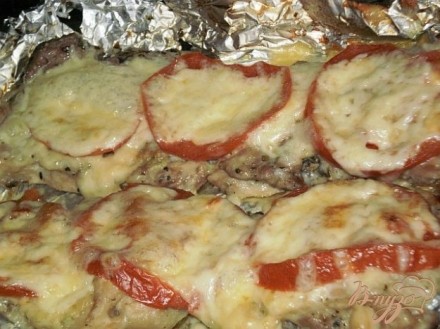 Мясо запеченное с сыром и помидорами в фольге