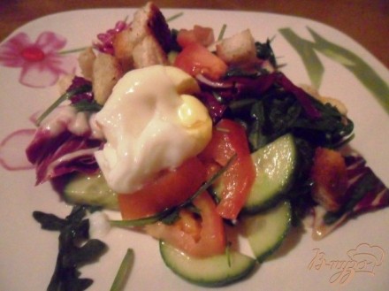 Овощной салат с крутонами и яйцом-пашот