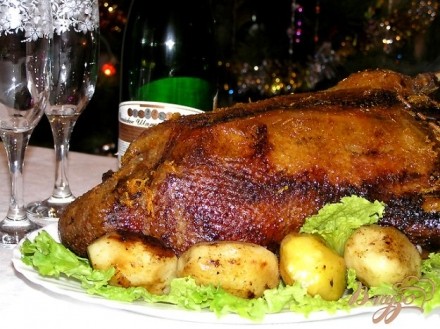 Рождественский фаршированный гусь в цитрусовой глазури с картофелем