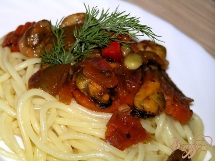 Спагетти с мидиями и овощами