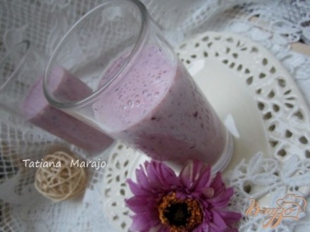 Йогуртовый напиток с ягодами и овсом