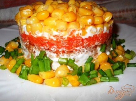 Слоеный салат с тунцом и кукурузой