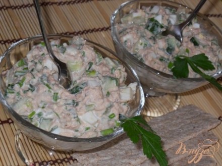 Весенний салат с тунцом, огурцами и яйцом