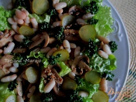 Салат с жареными грибами и белой фасолью