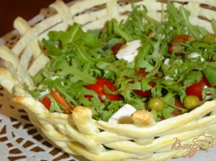 Салат с рукколой, моцареллой, помидорами-черри в корзиночке