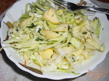 Капустный салат с яблоком
