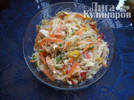 Салат из фунчозы (стеклянной лапши) с овощами и курицей