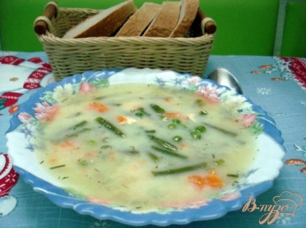 Суп с горошком, фасолью и сыром