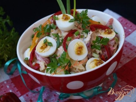 Салат из савойской капусты с хурмой и перепелиными яйцами