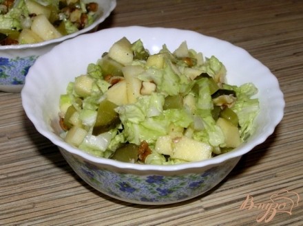 Салат с яблоком и грецкими орехами