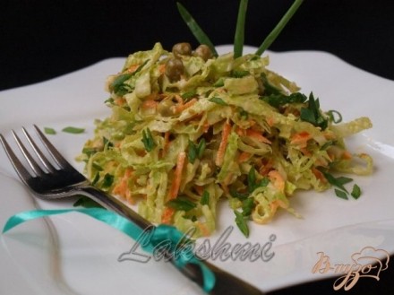 Салат с савойской капустой,морковью и горошком